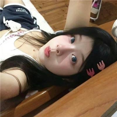 泳池里的女人
